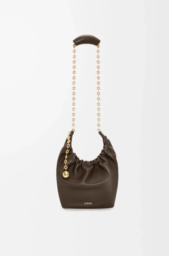 Bolso Squeeze pequeño en suave piel de cordero napa Chocolate Bolso Squeeze pequeño en suave piel de cordero napa Chocolate