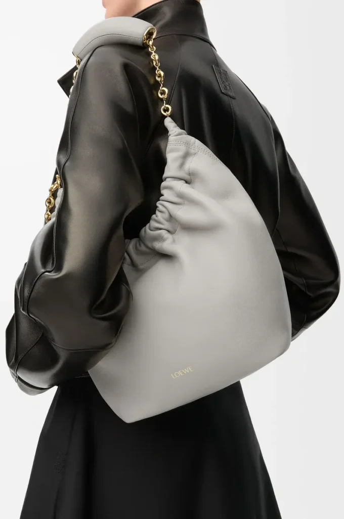 Bolso Squeeze pequeño en suave piel de cordero napa gris concha Bolso Squeeze pequeño en suave piel de cordero napa gris concha