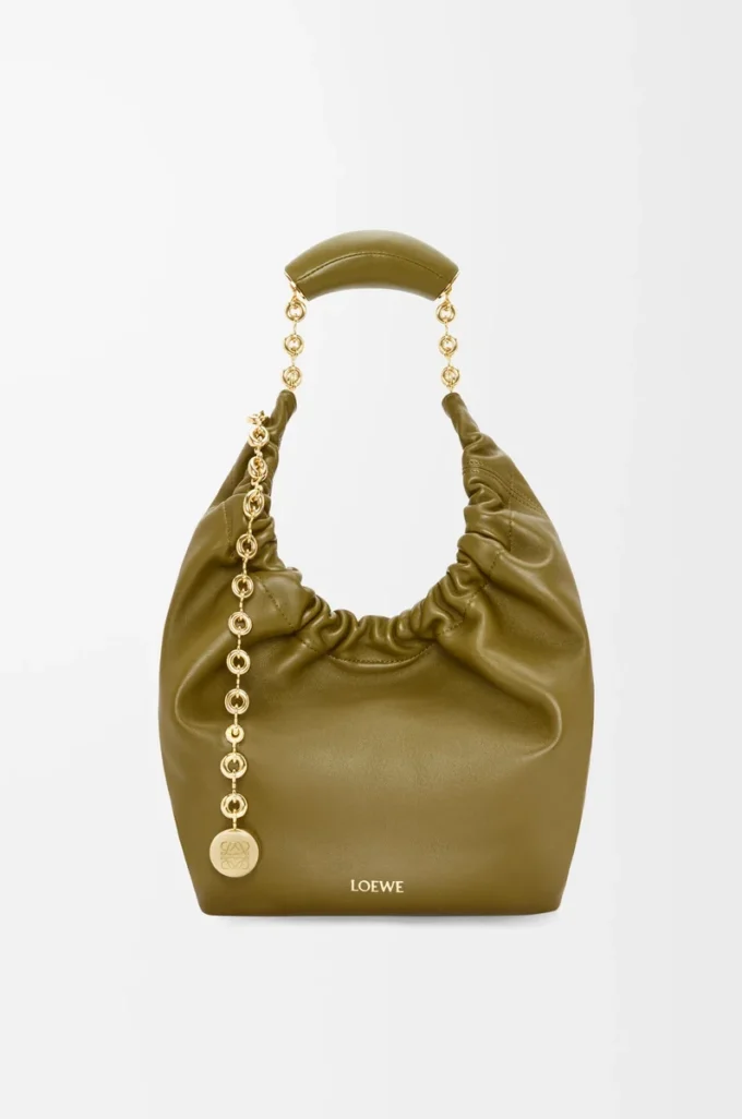 Bolso Squeeze pequeño en suave piel de cordero napa Oliva Bolso Squeeze pequeño en suave piel de cordero napa Oliva