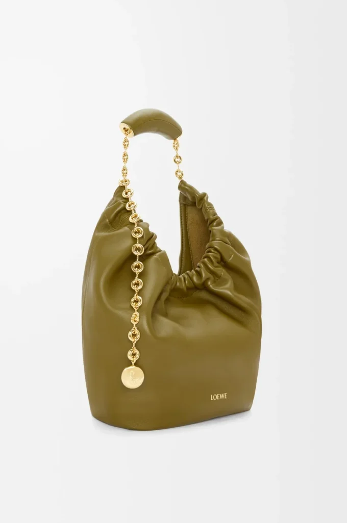 Bolso Squeeze pequeño en suave piel de cordero napa Oliva Bolso Squeeze pequeño en suave piel de cordero napa Oliva