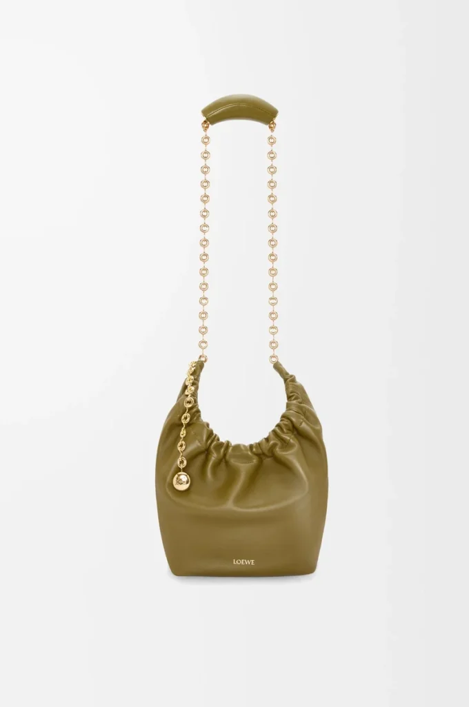 Bolso Squeeze pequeño en suave piel de cordero napa Oliva Bolso Squeeze pequeño en suave piel de cordero napa Oliva