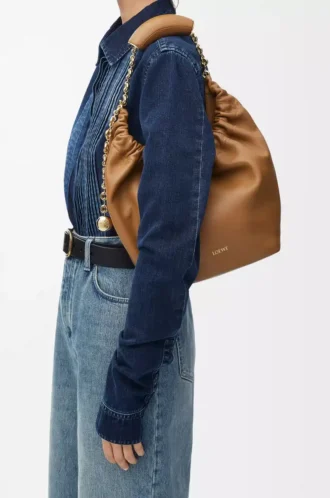 Bolso Squeeze pequeño en suave piel de cordero napa Roble