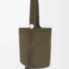 Bolso tipo cubo Pebble grande en piel de becerro ante Dark Olive Bolso tipo cubo Pebble grande en piel de becerro ante Dark Olive