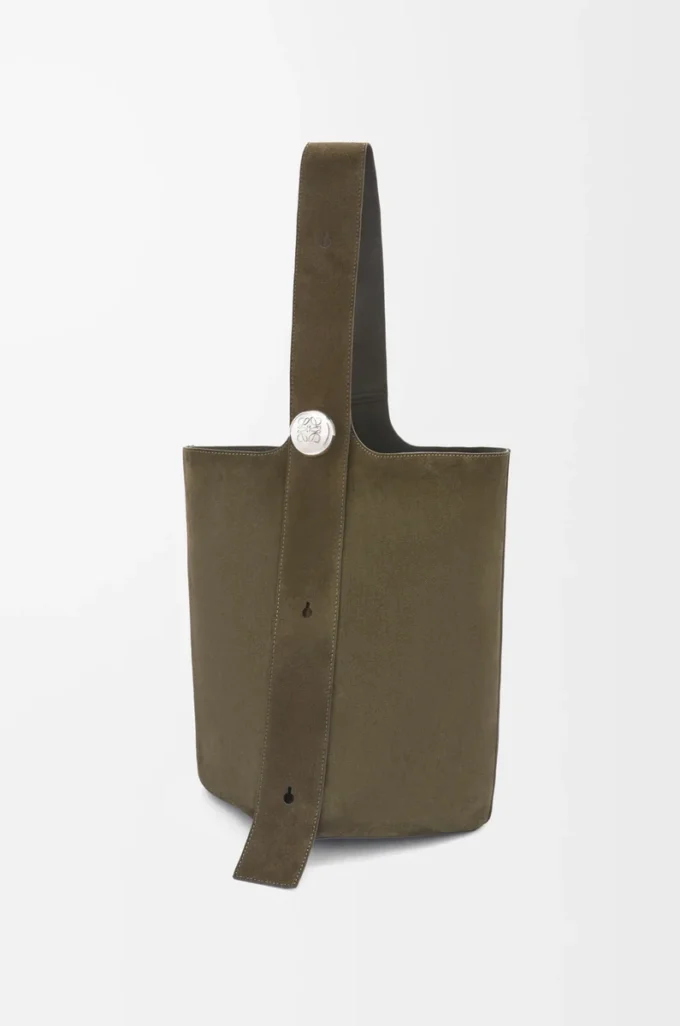 Bolso tipo cubo Pebble grande en piel de becerro ante Dark Olive Bolso tipo cubo Pebble grande en piel de becerro ante Dark Olive