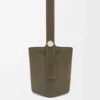 Bolso tipo cubo Pebble grande en piel de becerro ante Dark Olive Bolso tipo cubo Pebble grande en piel de becerro ante Dark Olive