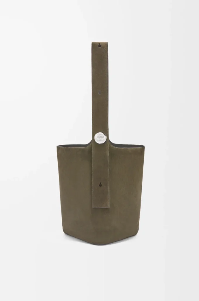 Bolso tipo cubo Pebble grande en piel de becerro ante Dark Olive Bolso tipo cubo Pebble grande en piel de becerro ante Dark Olive