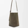 Bolso tipo cubo Pebble grande en piel de becerro ante Dark Olive Bolso tipo cubo Pebble grande en piel de becerro ante Dark Olive