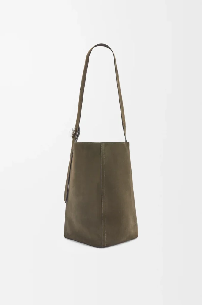 Bolso tipo cubo Pebble grande en piel de becerro ante Dark Olive Bolso tipo cubo Pebble grande en piel de becerro ante Dark Olive