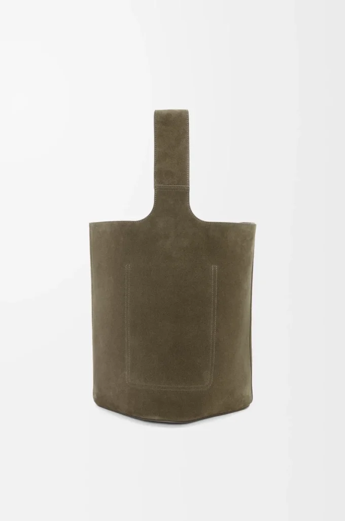 Bolso tipo cubo Pebble grande en piel de becerro ante Dark Olive Bolso tipo cubo Pebble grande en piel de becerro ante Dark Olive