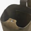 Bolso tipo cubo Pebble grande en piel de becerro ante Dark Olive Bolso tipo cubo Pebble grande en piel de becerro ante Dark Olive