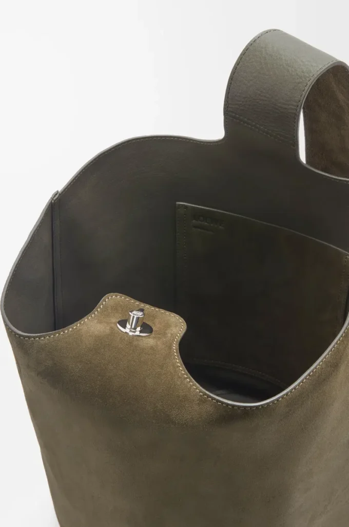 Bolso tipo cubo Pebble grande en piel de becerro ante Dark Olive Bolso tipo cubo Pebble grande en piel de becerro ante Dark Olive