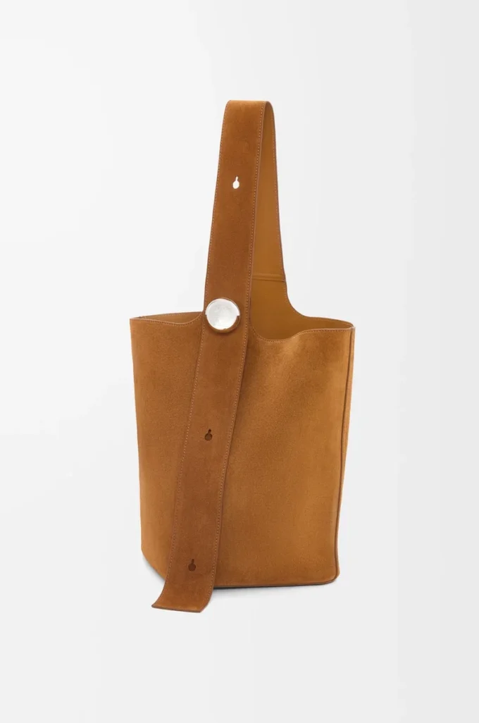Bolso tipo cubo Pebble grande en piel de becerro ante Tabaco Bolso tipo cubo Pebble grande en piel de becerro ante Tabaco
