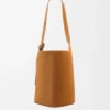 Bolso tipo cubo Pebble grande en piel de becerro ante Tabaco Bolso tipo cubo Pebble grande en piel de becerro ante Tabaco