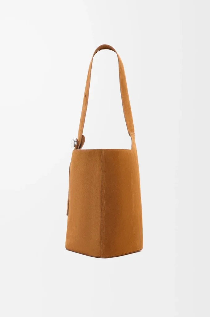 Bolso tipo cubo Pebble grande en piel de becerro ante Tabaco Bolso tipo cubo Pebble grande en piel de becerro ante Tabaco
