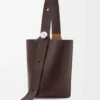 Bolso tipo cubo Pebble grande en piel de becerro granulada flexible Oxblood Bolso tipo cubo Pebble grande en piel de becerro granulada flexible Oxblood