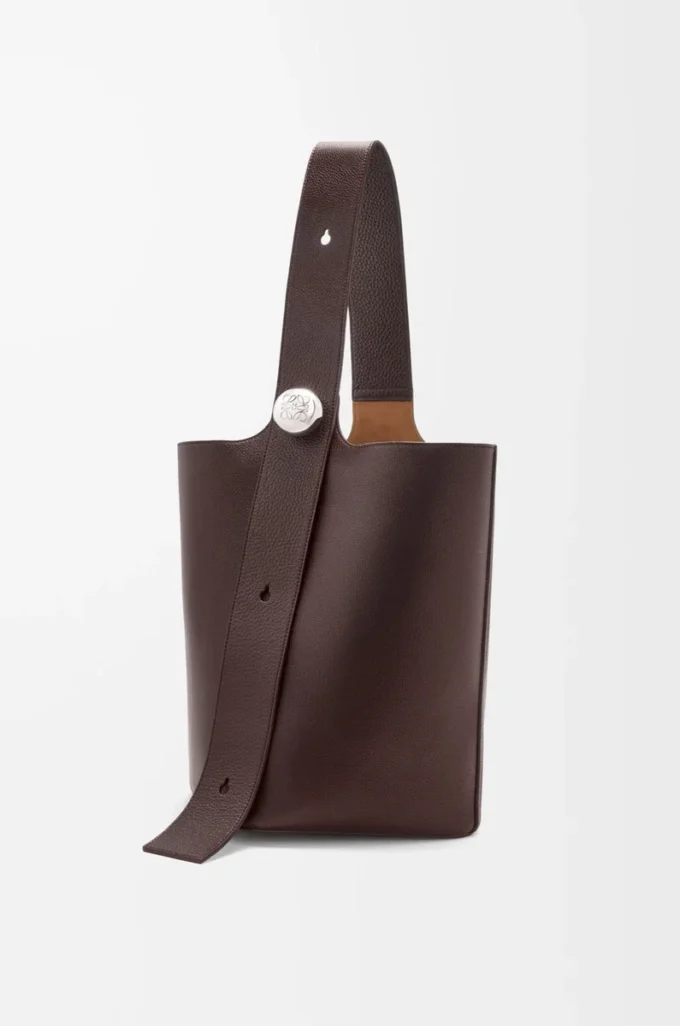 Bolso tipo cubo Pebble grande en piel de becerro granulada flexible Oxblood Bolso tipo cubo Pebble grande en piel de becerro granulada flexible Oxblood