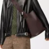 Bolso tipo cubo Pebble grande en piel de becerro granulada flexible Oxblood Bolso tipo cubo Pebble grande en piel de becerro granulada flexible Oxblood