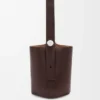 Bolso tipo cubo Pebble grande en piel de becerro granulada flexible Oxblood Bolso tipo cubo Pebble grande en piel de becerro granulada flexible Oxblood