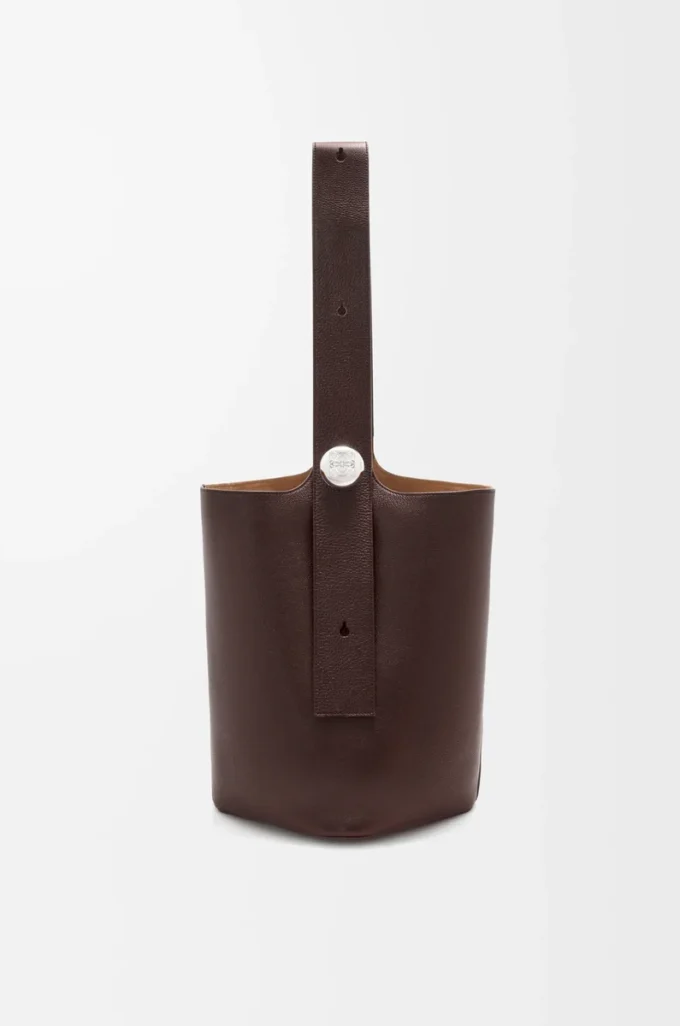 Bolso tipo cubo Pebble grande en piel de becerro granulada flexible Oxblood Bolso tipo cubo Pebble grande en piel de becerro granulada flexible Oxblood