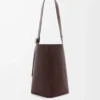 Bolso tipo cubo Pebble grande en piel de becerro granulada flexible Oxblood Bolso tipo cubo Pebble grande en piel de becerro granulada flexible Oxblood