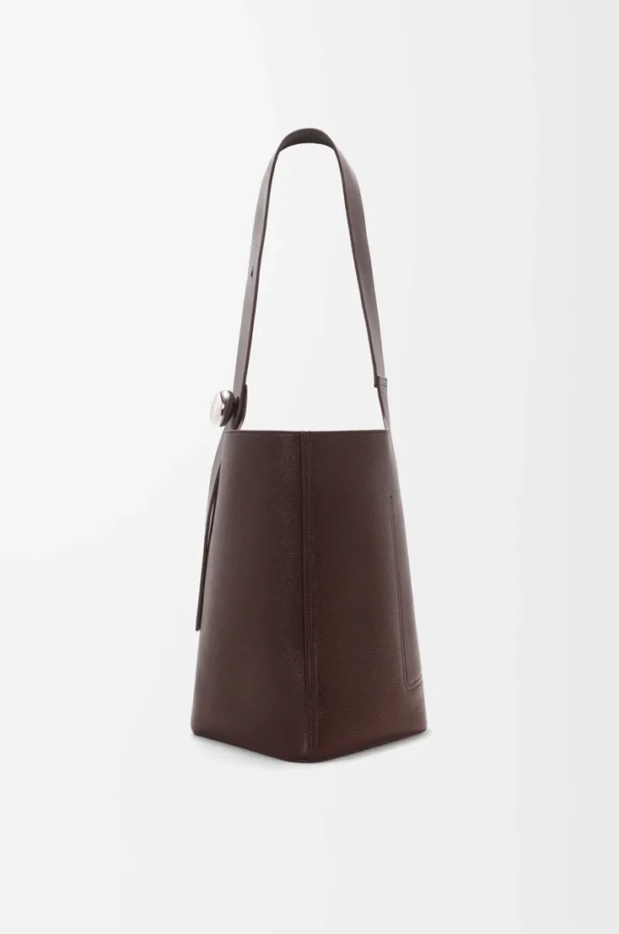 Bolso tipo cubo Pebble grande en piel de becerro granulada flexible Oxblood Bolso tipo cubo Pebble grande en piel de becerro granulada flexible Oxblood