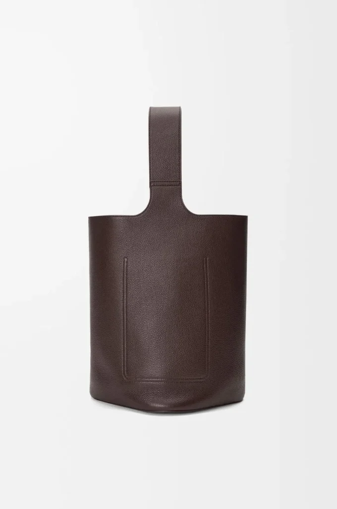 Bolso tipo cubo Pebble grande en piel de becerro granulada flexible Oxblood Bolso tipo cubo Pebble grande en piel de becerro granulada flexible Oxblood