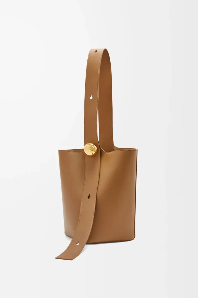 Bolso tipo cubo Pebble mediano en piel de becerro lisa Oak Bolso tipo cubo Pebble mediano en piel de becerro lisa Oak