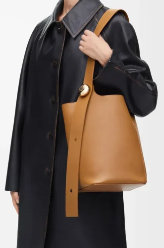 Bolso tipo cubo Pebble mediano en piel de becerro lisa Oak