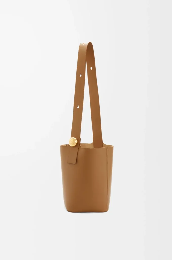 Bolso tipo cubo Pebble mediano en piel de becerro lisa Oak Bolso tipo cubo Pebble mediano en piel de becerro lisa Oak