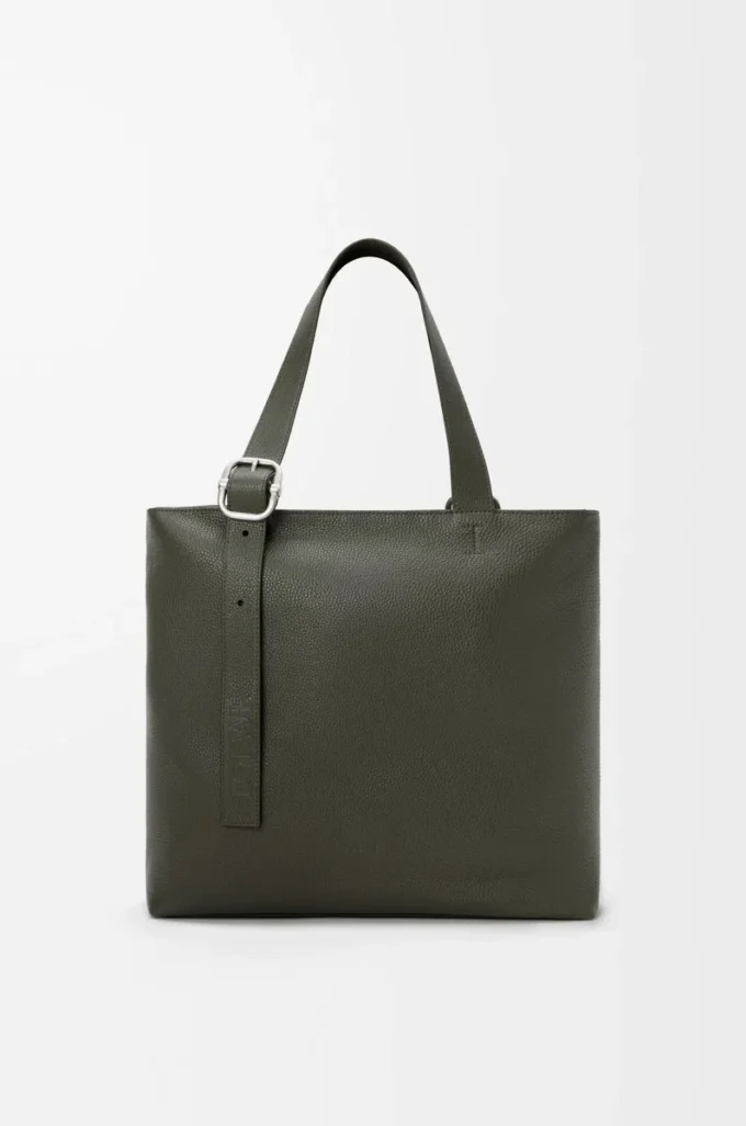 Bolso tote con cremallera Loop en piel de becerro granulada flexible Dark Khaki Bolso tote con cremallera Loop en piel de becerro granulada flexible Dark Khaki
