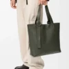 Bolso tote con cremallera Loop en piel de becerro granulada flexible Dark Khaki Bolso tote con cremallera Loop en piel de becerro granulada flexible Dark Khaki