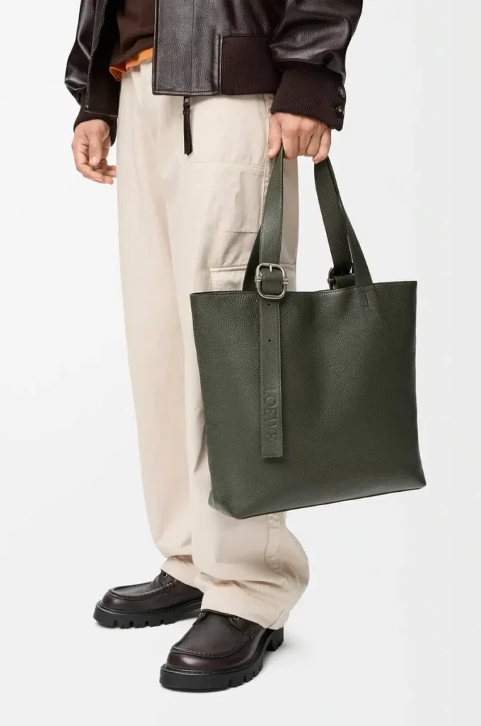 Bolso tote con cremallera Loop en piel de becerro granulada flexible Dark Khaki Bolso tote con cremallera Loop en piel de becerro granulada flexible Dark Khaki