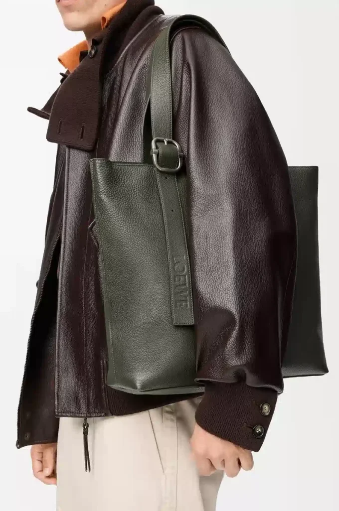 Bolso tote con cremallera Loop en piel de becerro granulada flexible Dark Khaki Bolso tote con cremallera Loop en piel de becerro granulada flexible Dark Khaki