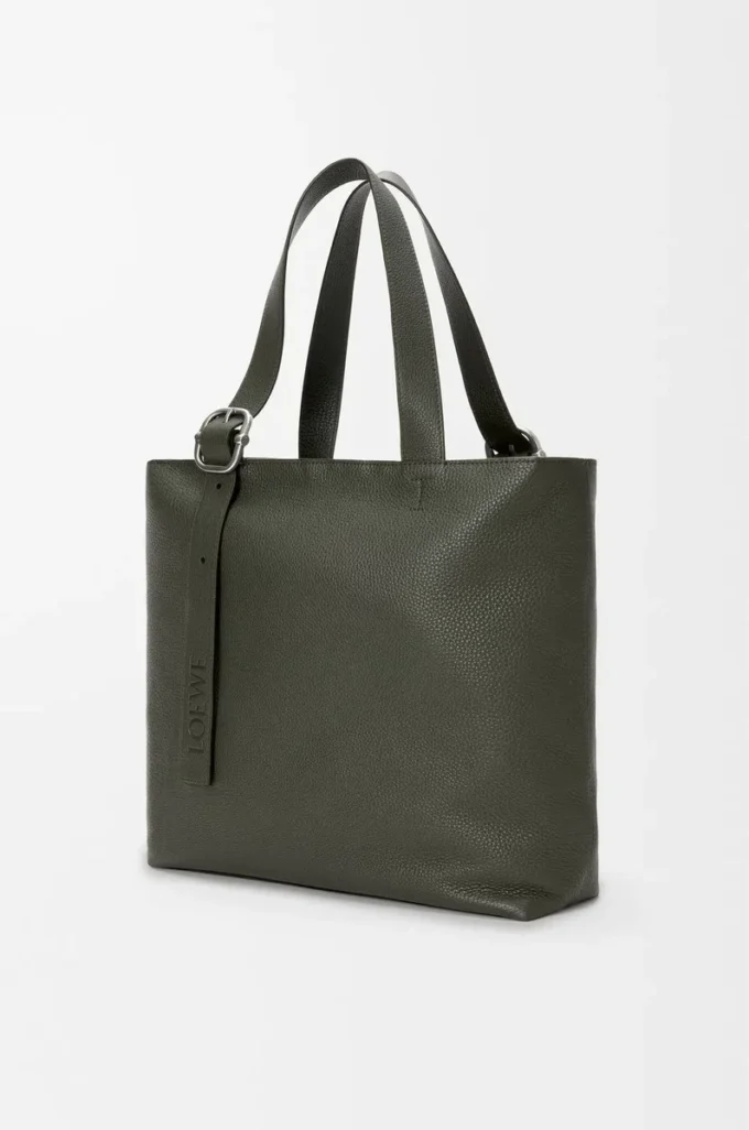 Bolso tote con cremallera Loop en piel de becerro granulada flexible Dark Khaki Bolso tote con cremallera Loop en piel de becerro granulada flexible Dark Khaki