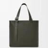 Bolso tote con cremallera Loop en piel de becerro granulada flexible Dark Khaki Bolso tote con cremallera Loop en piel de becerro granulada flexible Dark Khaki
