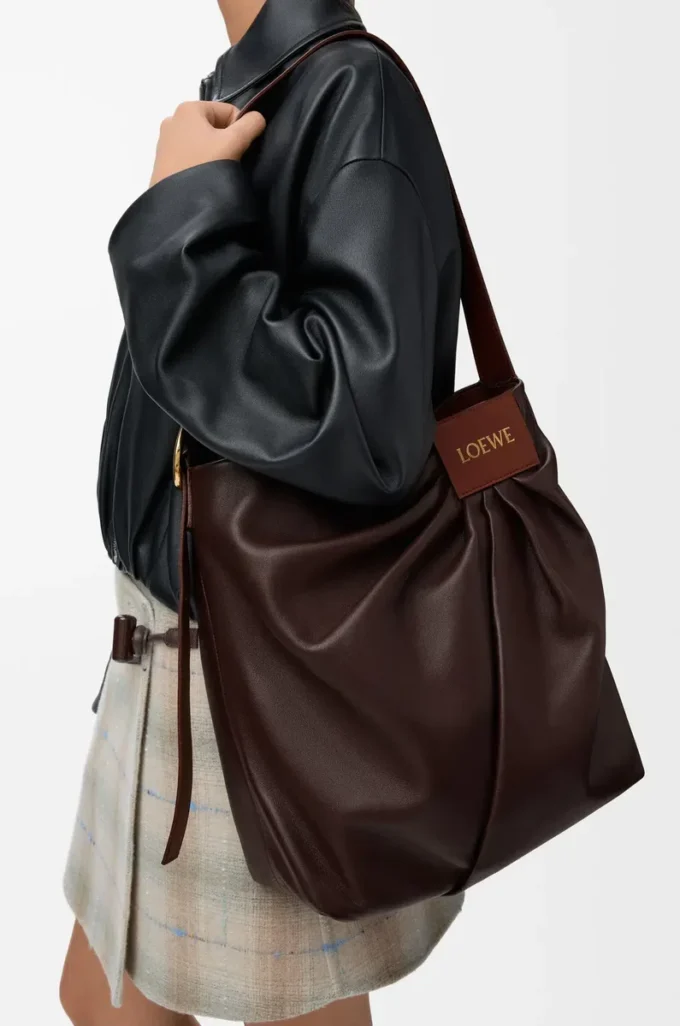 Bolso tote drapeado en suave piel de cordero napa Dark Chestnut Bolso tote drapeado en suave piel de cordero napa Dark Chestnut