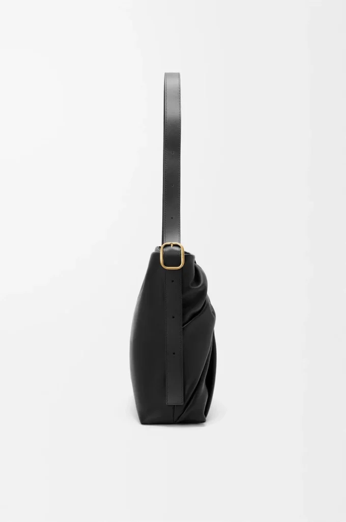 Bolso tote drapeado en suave piel de cordero napa Negro Bolso tote drapeado en suave piel de cordero napa Negro