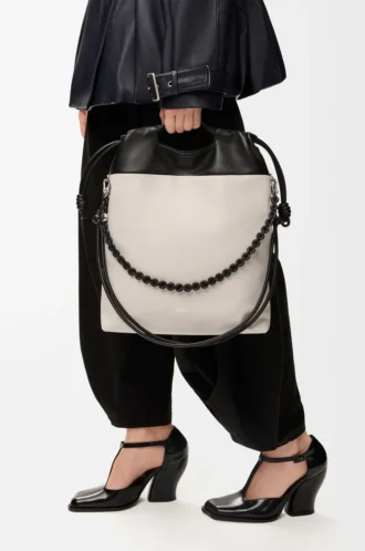 Bolso tote Flamenco en piel de cordero napa suave color fantasma claro/negro