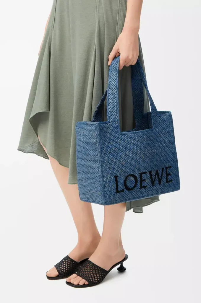 Bolso tote LOEWE Font mediano en rafia azul claro Bolso tote LOEWE Font mediano en rafia azul claro
