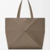 Bolso tote Puzzle Fold grande horizontal en piel de becerro granulada suave color topo Bolso tote Puzzle Fold grande horizontal en piel de becerro granulada suave color topo