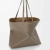 Bolso tote Puzzle Fold grande horizontal en piel de becerro granulada suave color topo Bolso tote Puzzle Fold grande horizontal en piel de becerro granulada suave color topo
