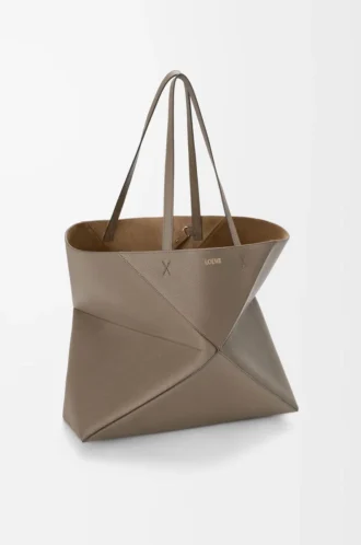 Bolso tote Puzzle Fold grande horizontal en piel de becerro granulada suave color topo