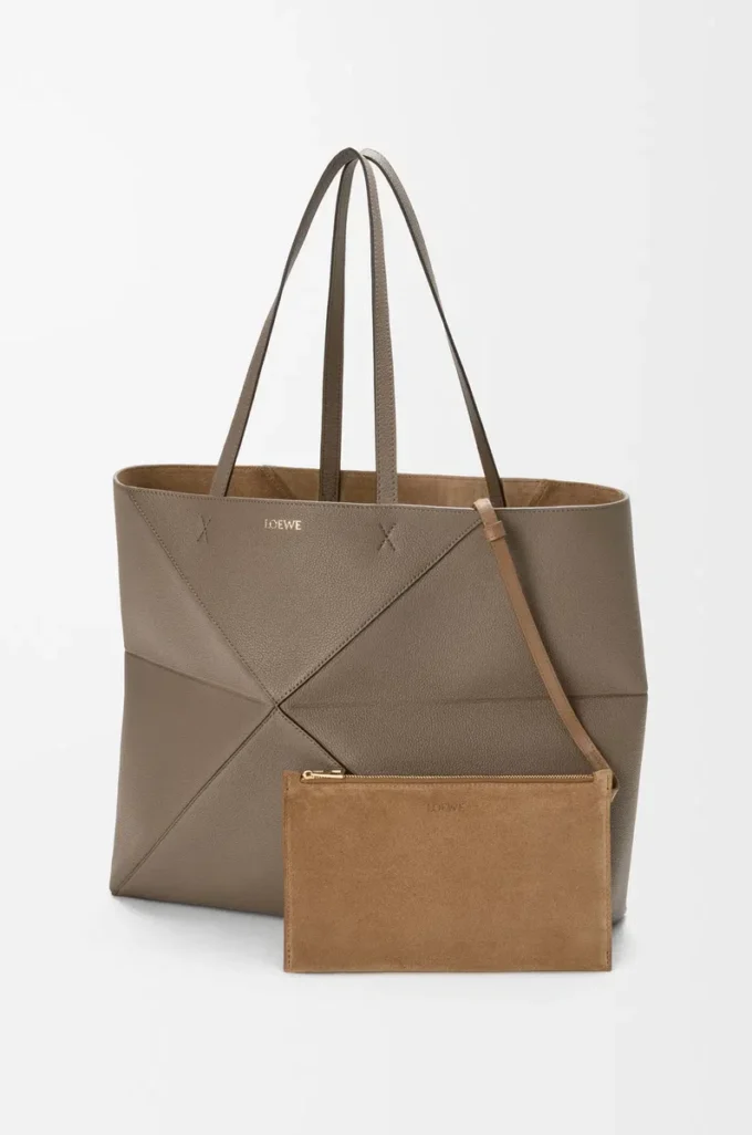 Bolso tote Puzzle Fold grande horizontal en piel de becerro granulada suave color topo Bolso tote Puzzle Fold grande horizontal en piel de becerro granulada suave color topo