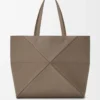Bolso tote Puzzle Fold grande horizontal en piel de becerro granulada suave color topo Bolso tote Puzzle Fold grande horizontal en piel de becerro granulada suave color topo