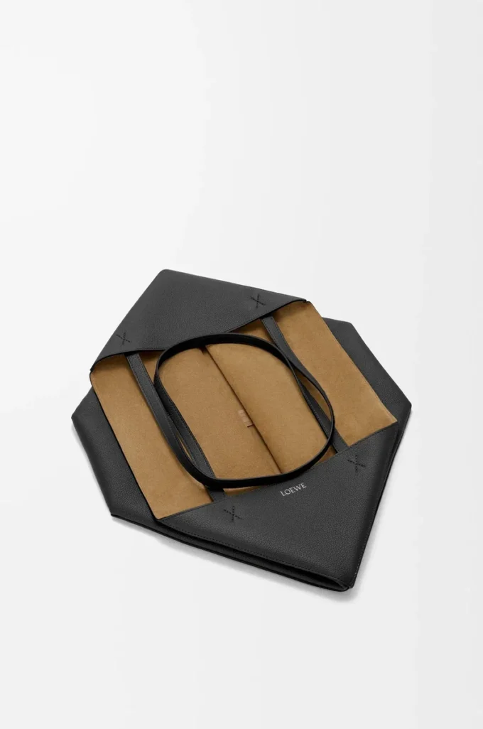 Bolso tote Puzzle Fold grande horizontal en suave piel de becerro granulada. Negro Bolso tote Puzzle Fold grande horizontal en suave piel de becerro granulada. Negro