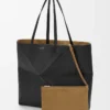 Bolso tote Puzzle Fold grande horizontal en suave piel de becerro granulada. Negro Bolso tote Puzzle Fold grande horizontal en suave piel de becerro granulada. Negro