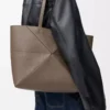 Bolso tote Puzzle Fold horizontal mediano en suave piel de becerro granulada Taupe Bolso tote Puzzle Fold horizontal mediano en suave piel de becerro granulada Taupe