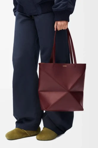 Bolso tote Puzzle Fold mediano en piel de becerro brillante color burdeos oscuro