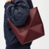 Bolso tote Puzzle Fold mediano en piel de becerro brillante color burdeos oscuro Bolso tote Puzzle Fold mediano en piel de becerro brillante color burdeos oscuro