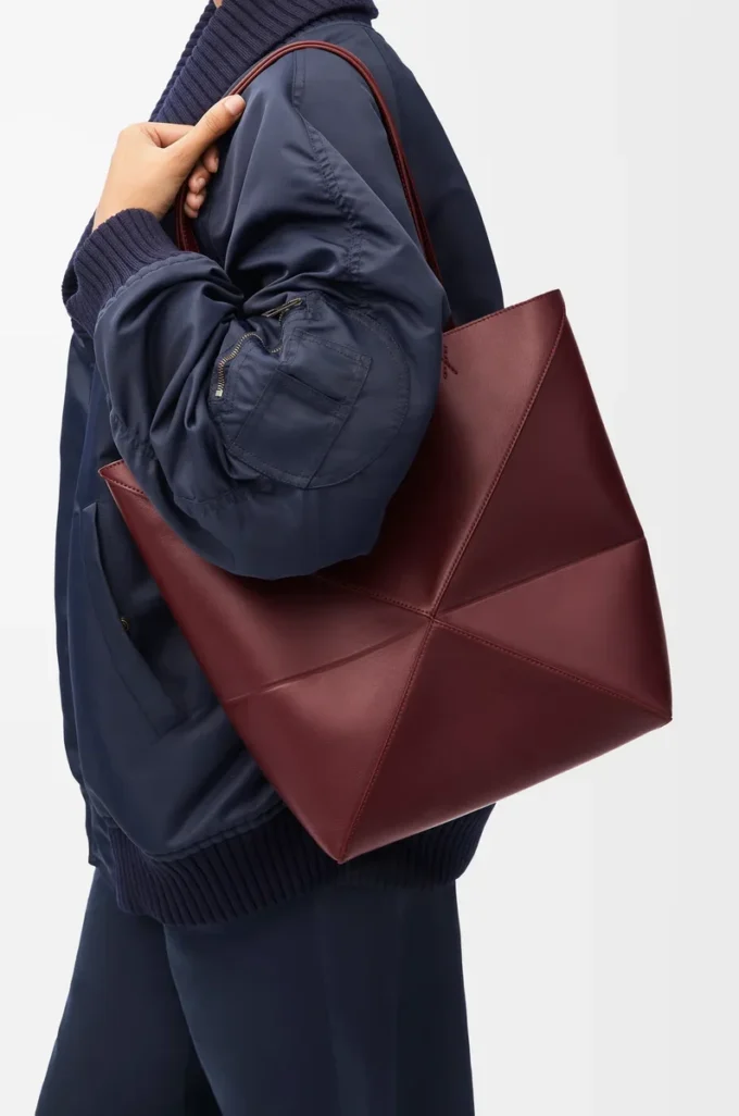 Bolso tote Puzzle Fold mediano en piel de becerro brillante color burdeos oscuro Bolso tote Puzzle Fold mediano en piel de becerro brillante color burdeos oscuro